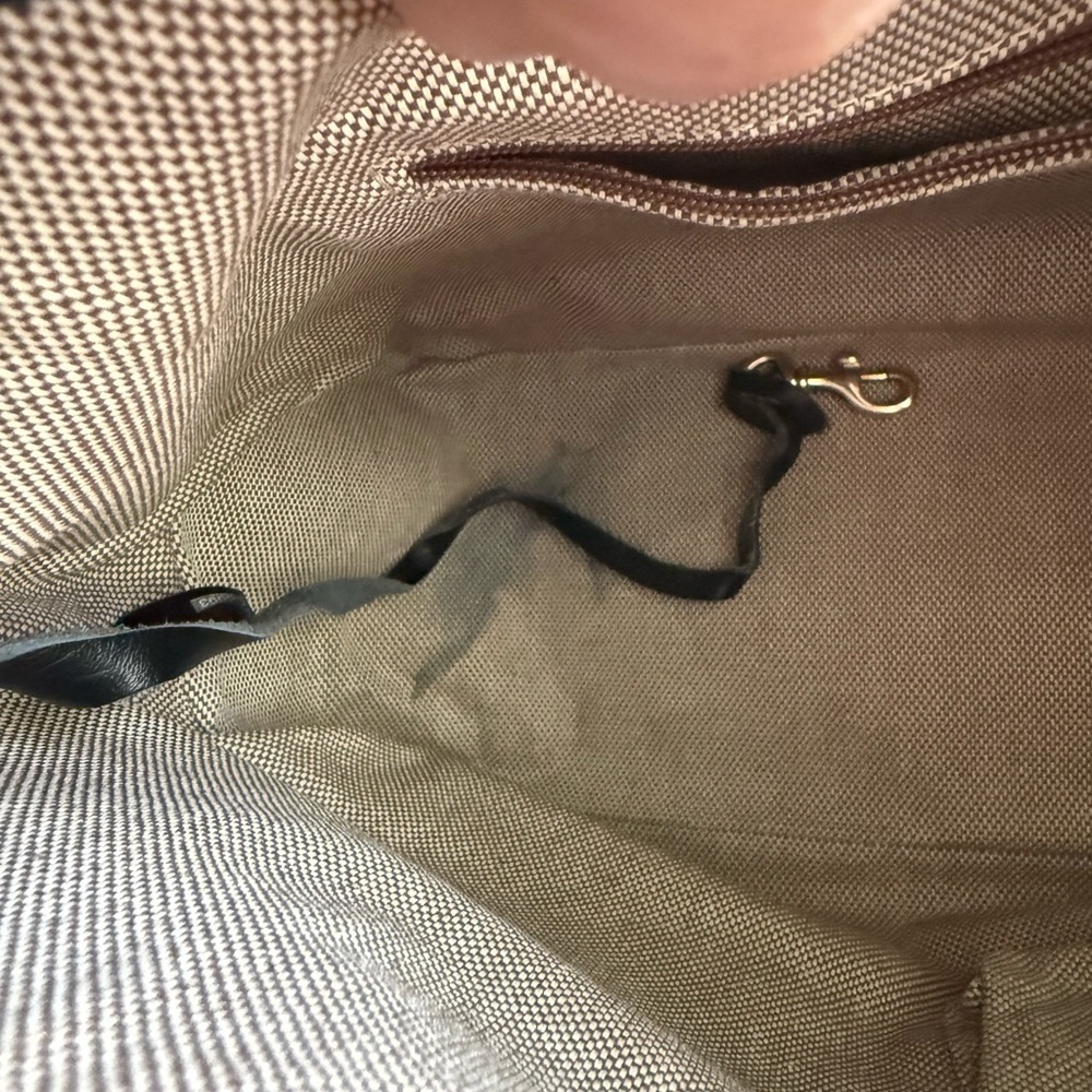 Authentic Dooney & Bourke Logo Lock Shoulder Bag in classic black leather - Picture 8 of 8